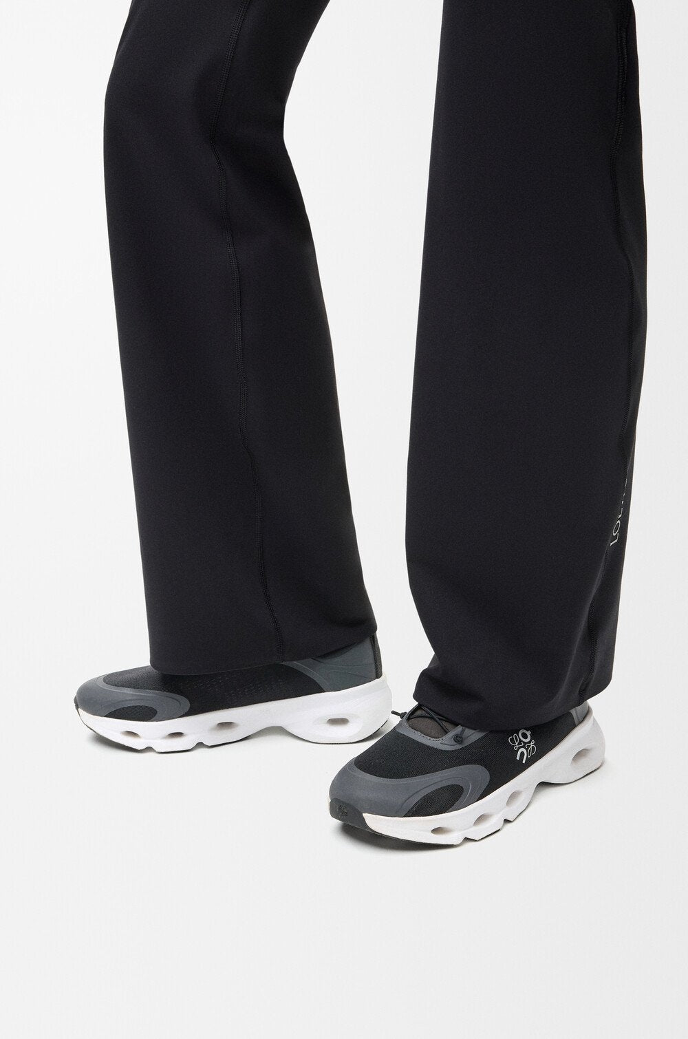 On Running Cloudsolo LOEWE Black White