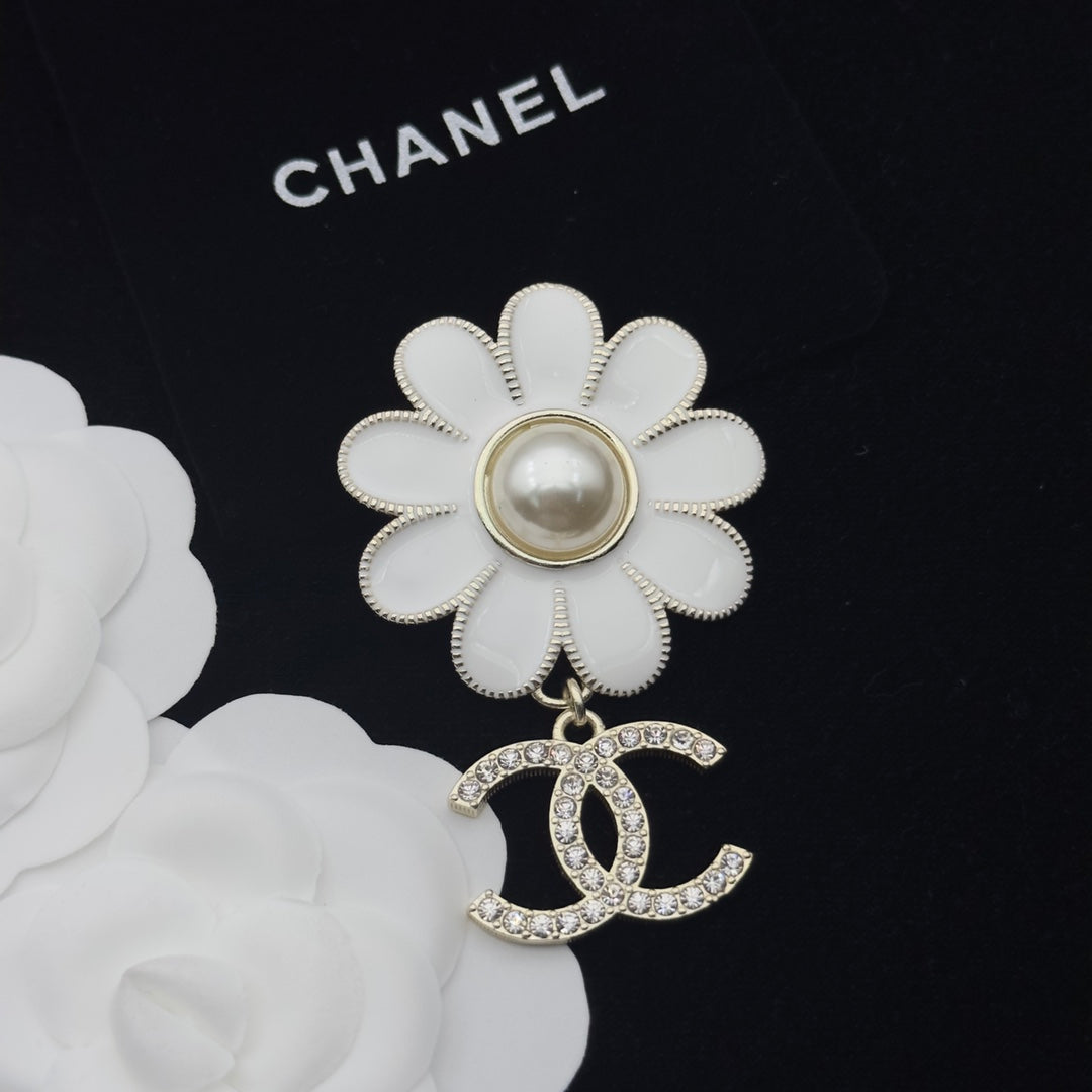 Chanel Brooch Gold White 173225
