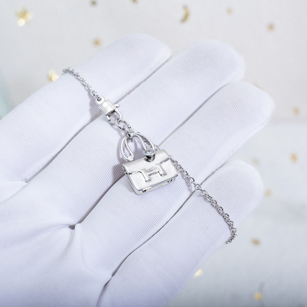 HERMES AMULETTE CONSTANCE PEDANT SILVER NECKLACE