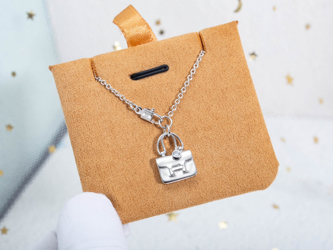 HERMES AMULETTE CONSTANCE PEDANT SILVER NECKLACE