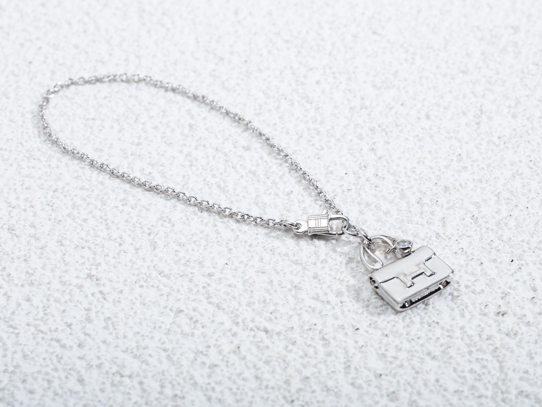 HERMES AMULETTE CONSTANCE PEDANT SILVER NECKLACE