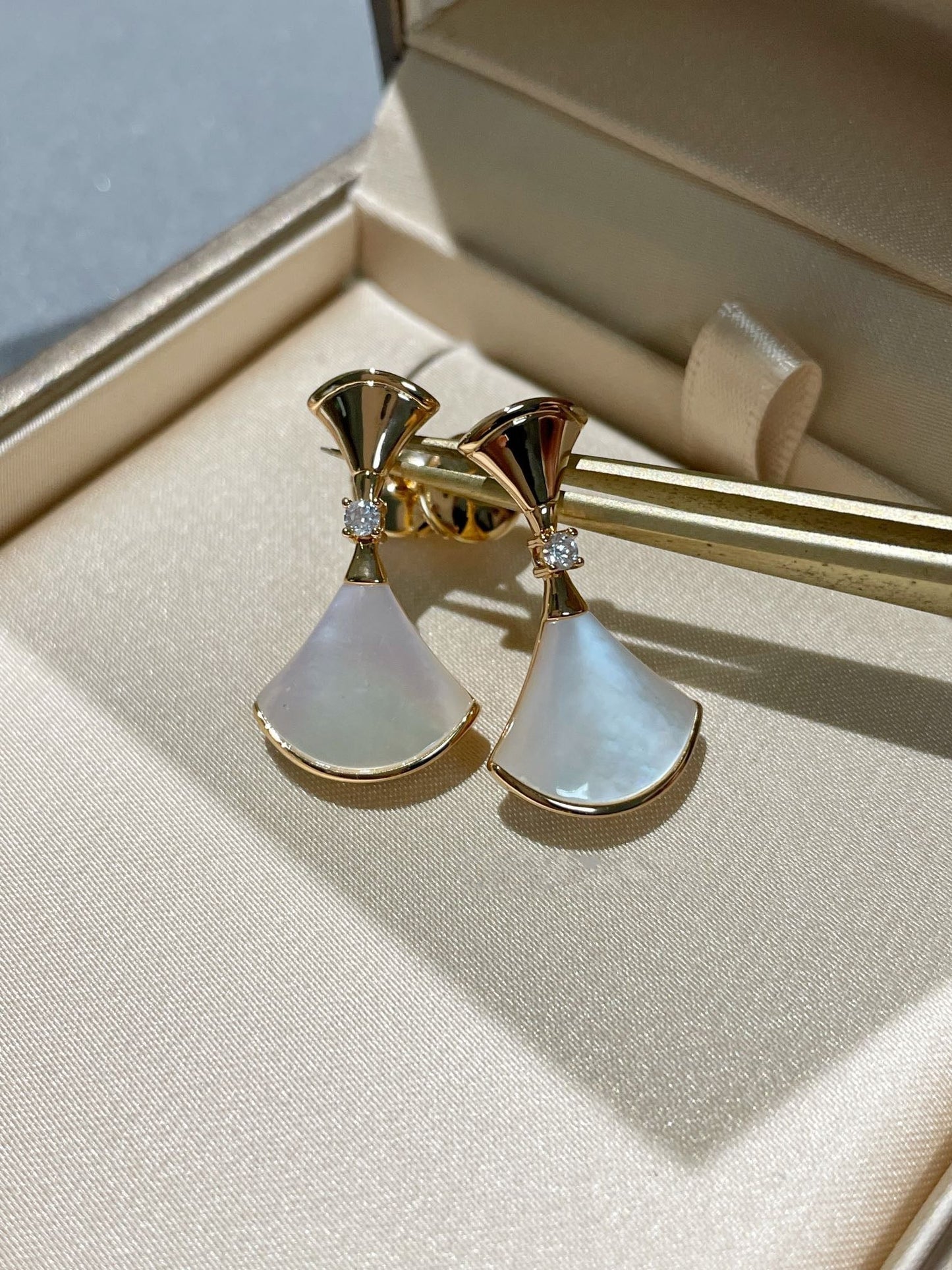 BVLGARI DREAM MOP 1 DIAMOND EARRINGS