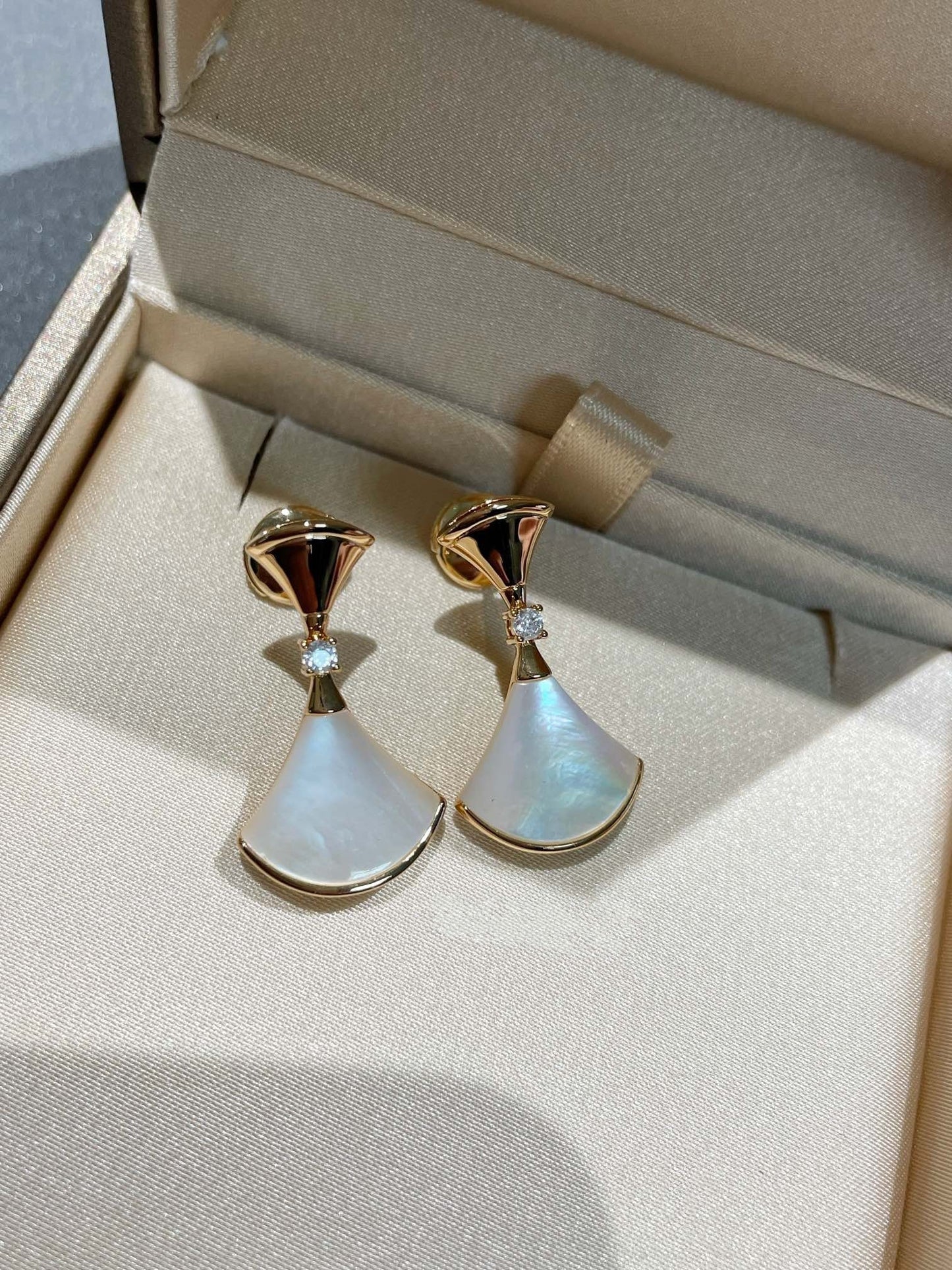 BVLGARI DREAM MOP 1 DIAMOND EARRINGS