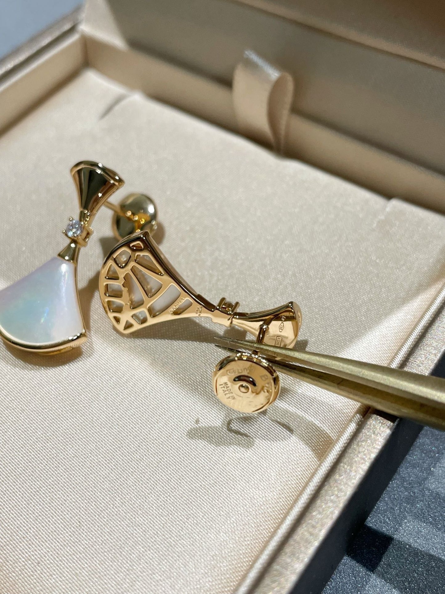 BVLGARI DREAM MOP 1 DIAMOND EARRINGS