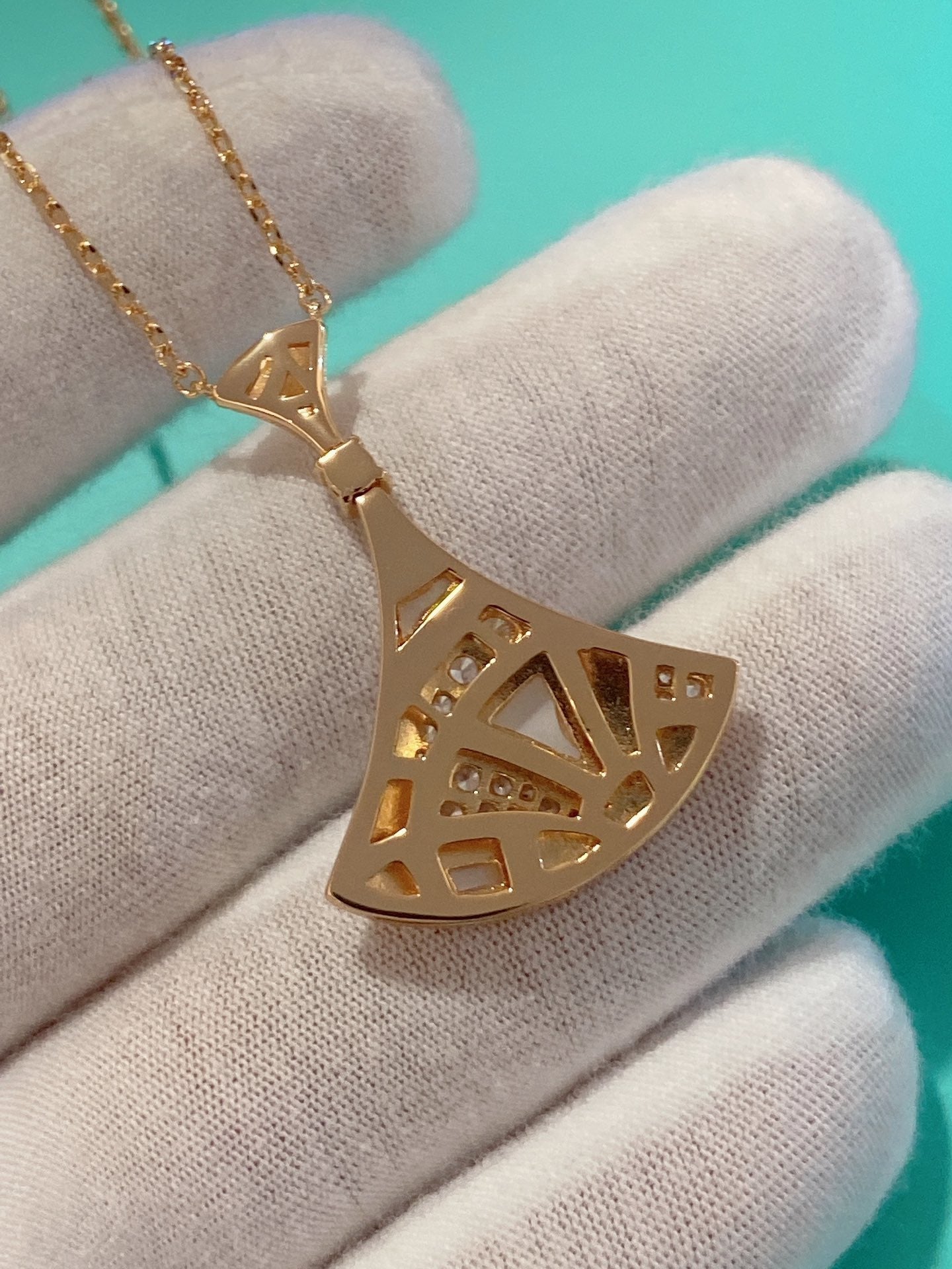 BVLGARI DREAM MOP DIAMOND GOLD NECKLACE