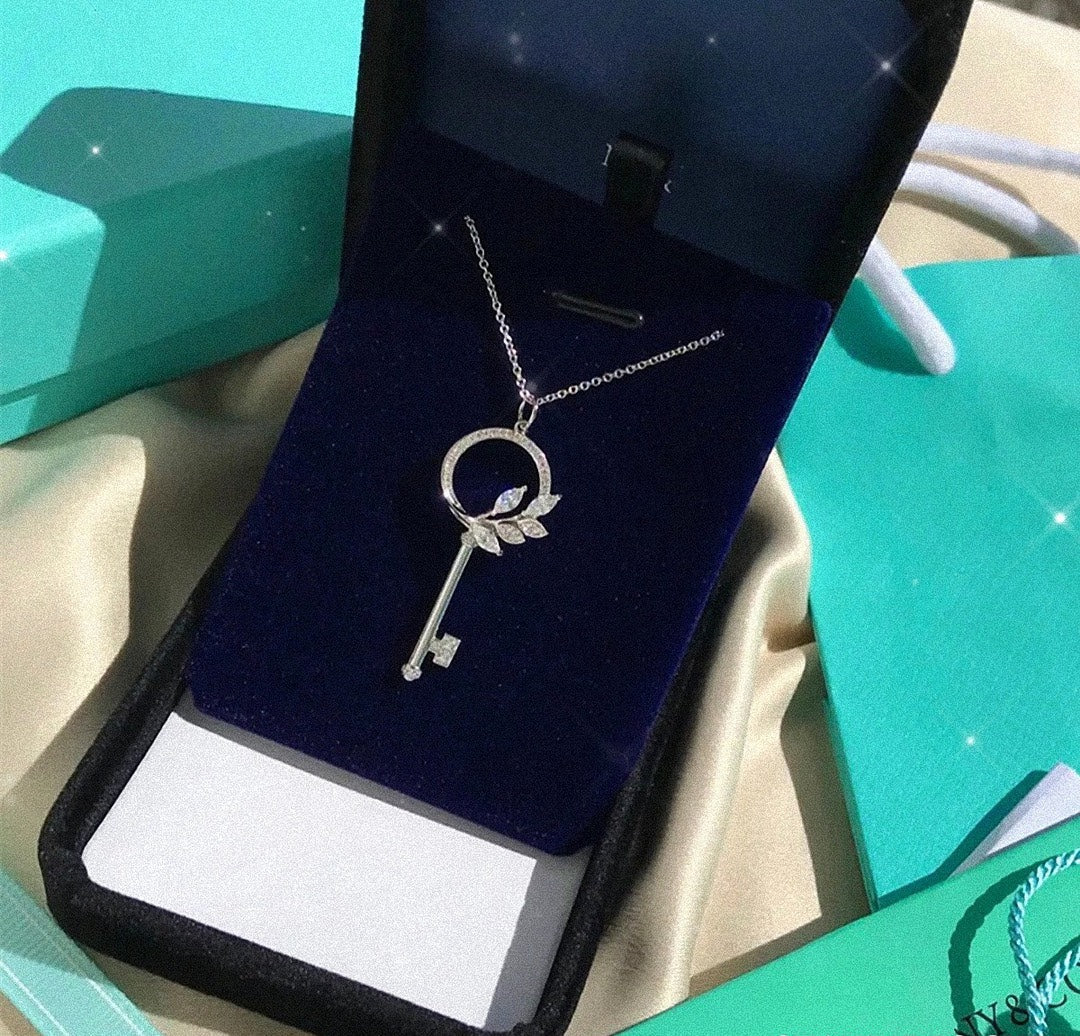 TIFFANY VICTORIA  DIAMOND PINK GOLD VINE CIRCLE KEY NECKLACE