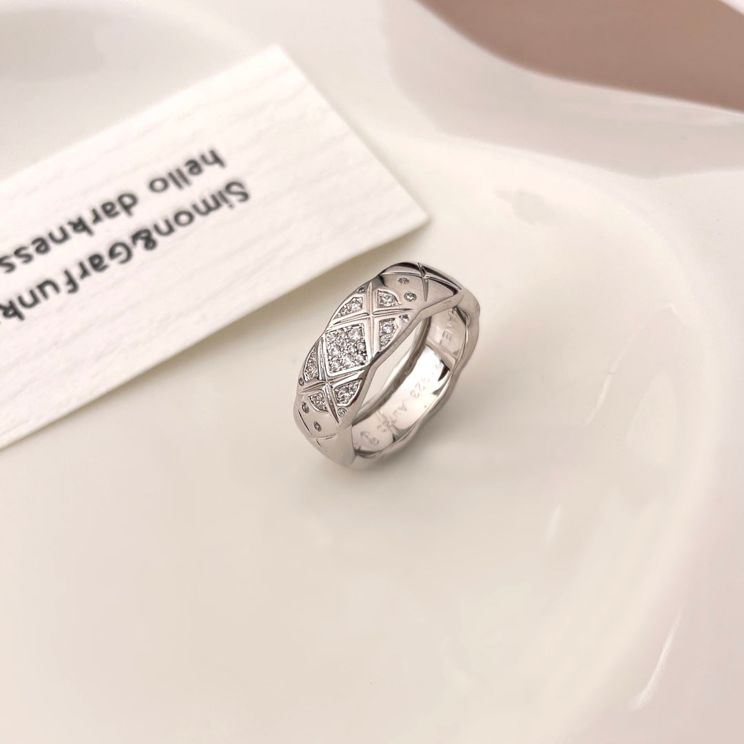 Chanel Crush Ring 6.8Mm Gold Diamonds Quilted