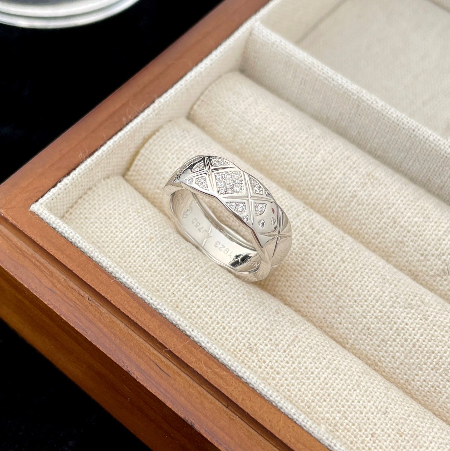 Chanel Crush Ring 6.8Mm Gold Diamonds Quilted
