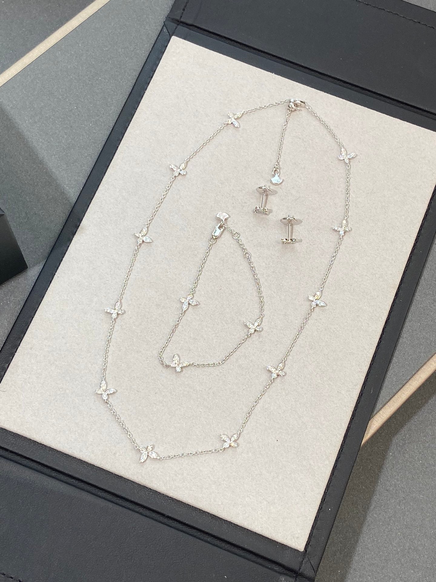 GRAFF CLASSIC BUTTERFLY PETITE DIAMOND SILVER NECKLACE