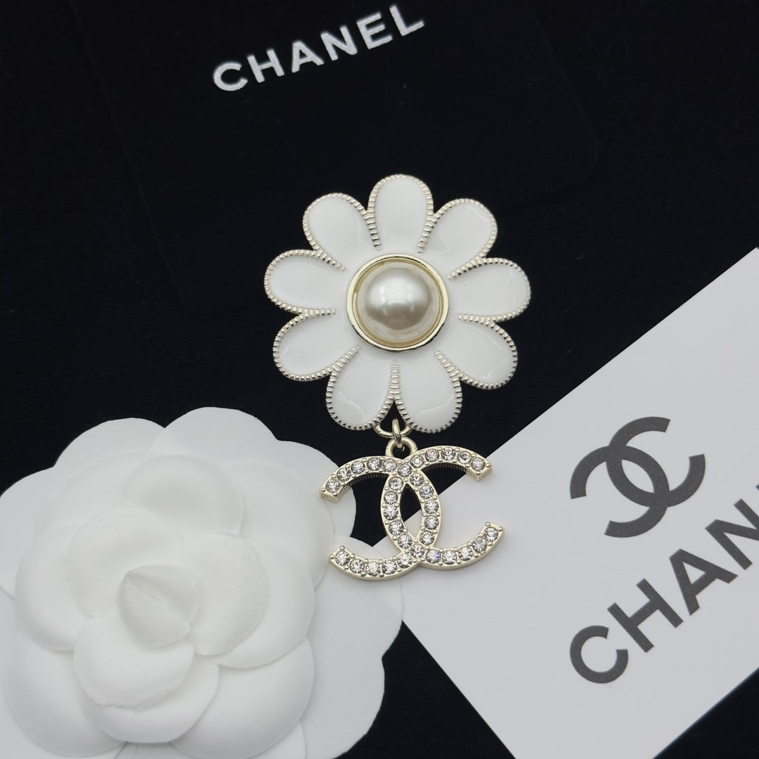 Chanel Brooch Gold White 173225
