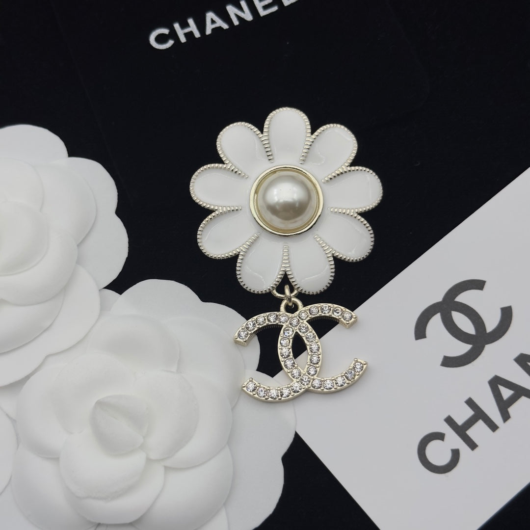 Chanel Brooch Gold White 173225