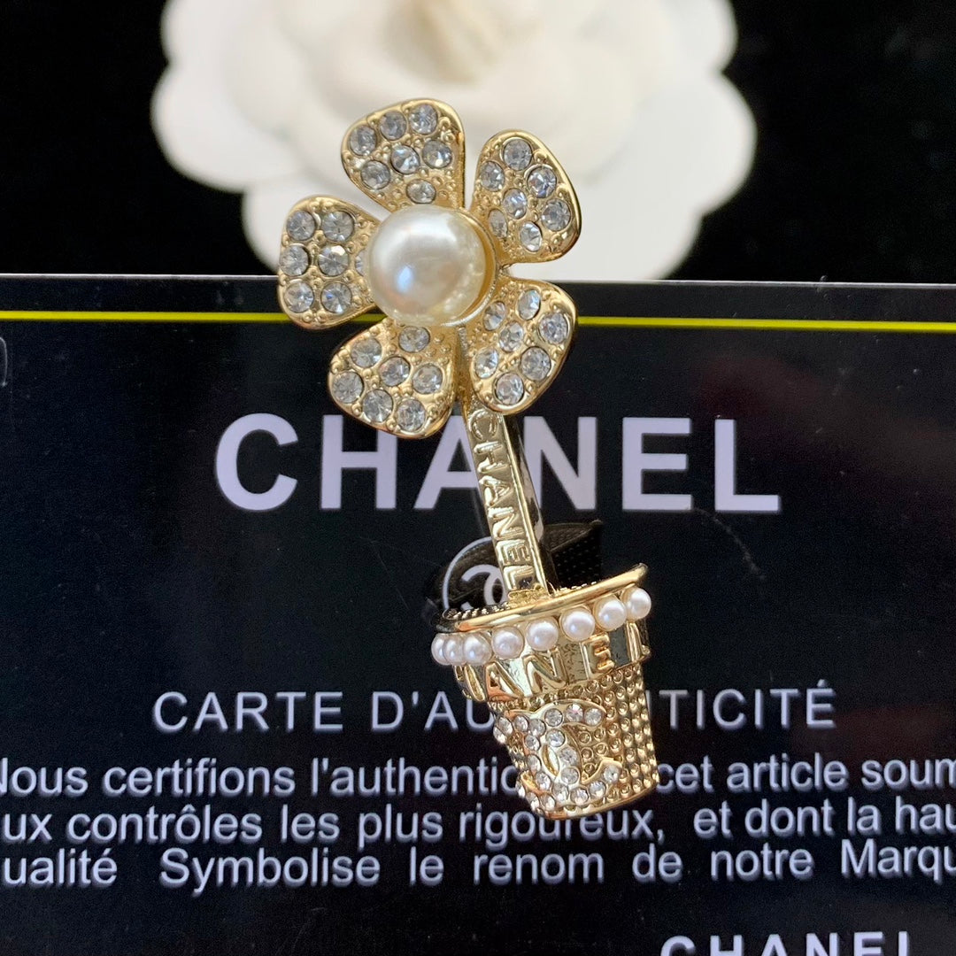 Chanel Brooch Gold 178143