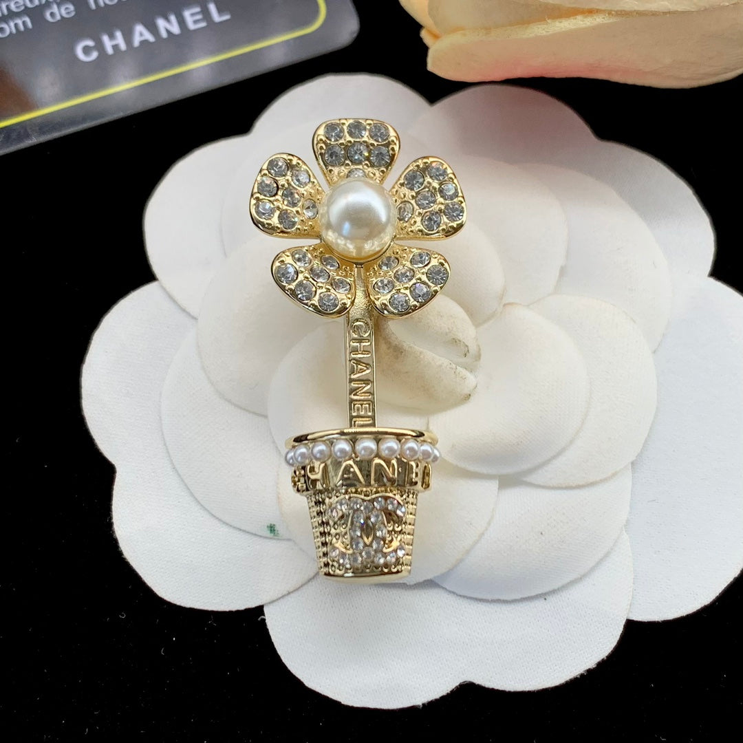 Chanel Brooch Gold 178143