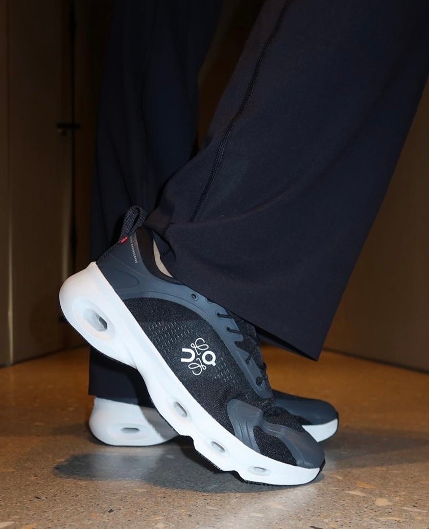 On Running Cloudsolo LOEWE Black White
