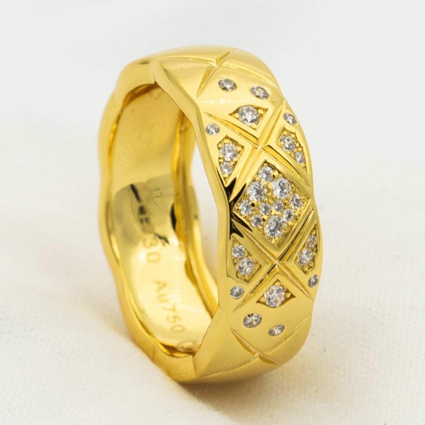 Chanel Crush Ring 6.8Mm Gold Diamonds Quilted