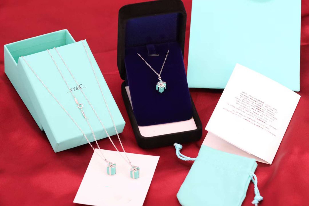 TIFFANY BLUE BOX CHARM NECKLACE