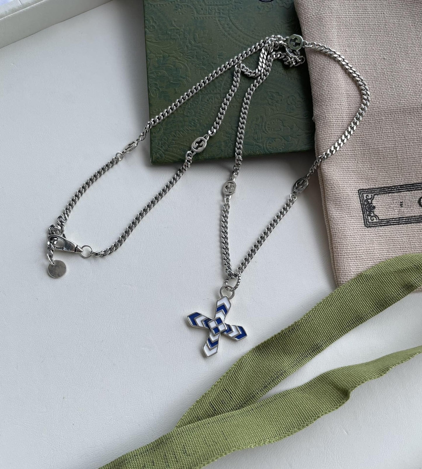 GUCCI GG WOMEN'S NECKLACE WITH CROSS MOTIF PENDANT