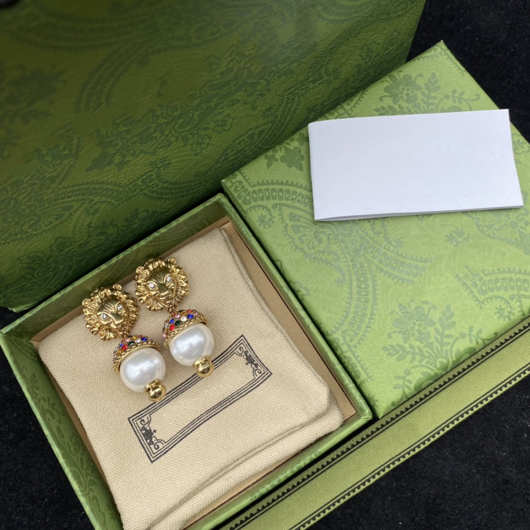 GUCCI GG LION HEAD PEARL COLORED DIAMOND EARRINGS