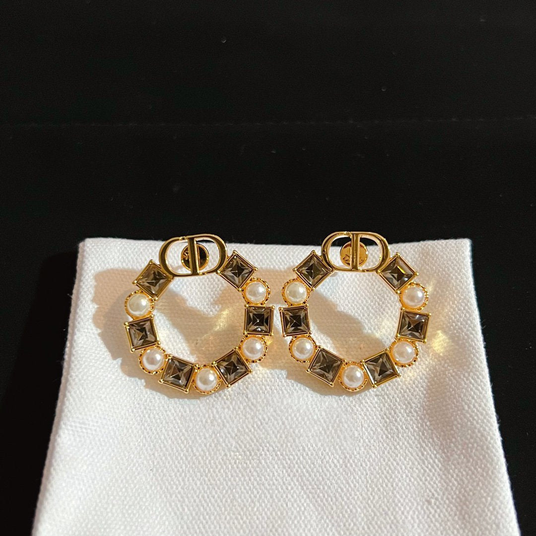 DIOR CD EARRINGS GOLD-FINISH METAL WITH RESIN PEARLS AND AMBER-COLORED CRYSTALS