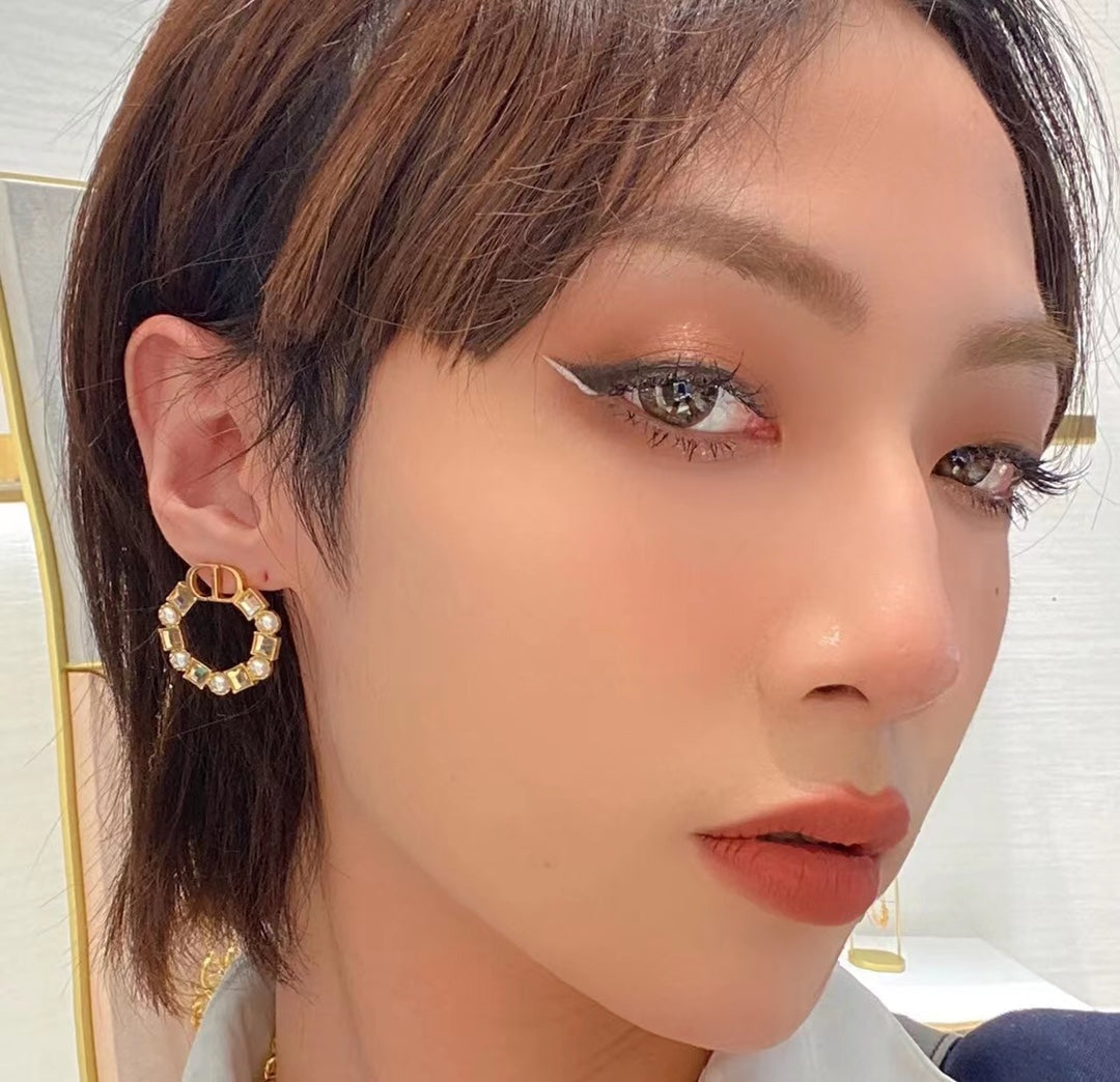 DIOR CD EARRINGS GOLD-FINISH METAL WITH RESIN PEARLS AND AMBER-COLORED CRYSTALS
