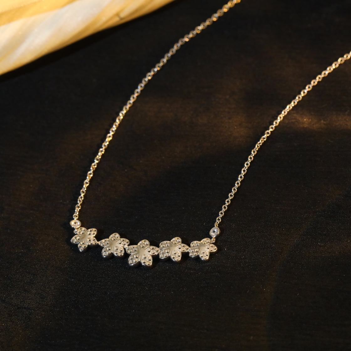 GRAFF WILD FLOWER SILVER DIAMOND LINE NECKLACE