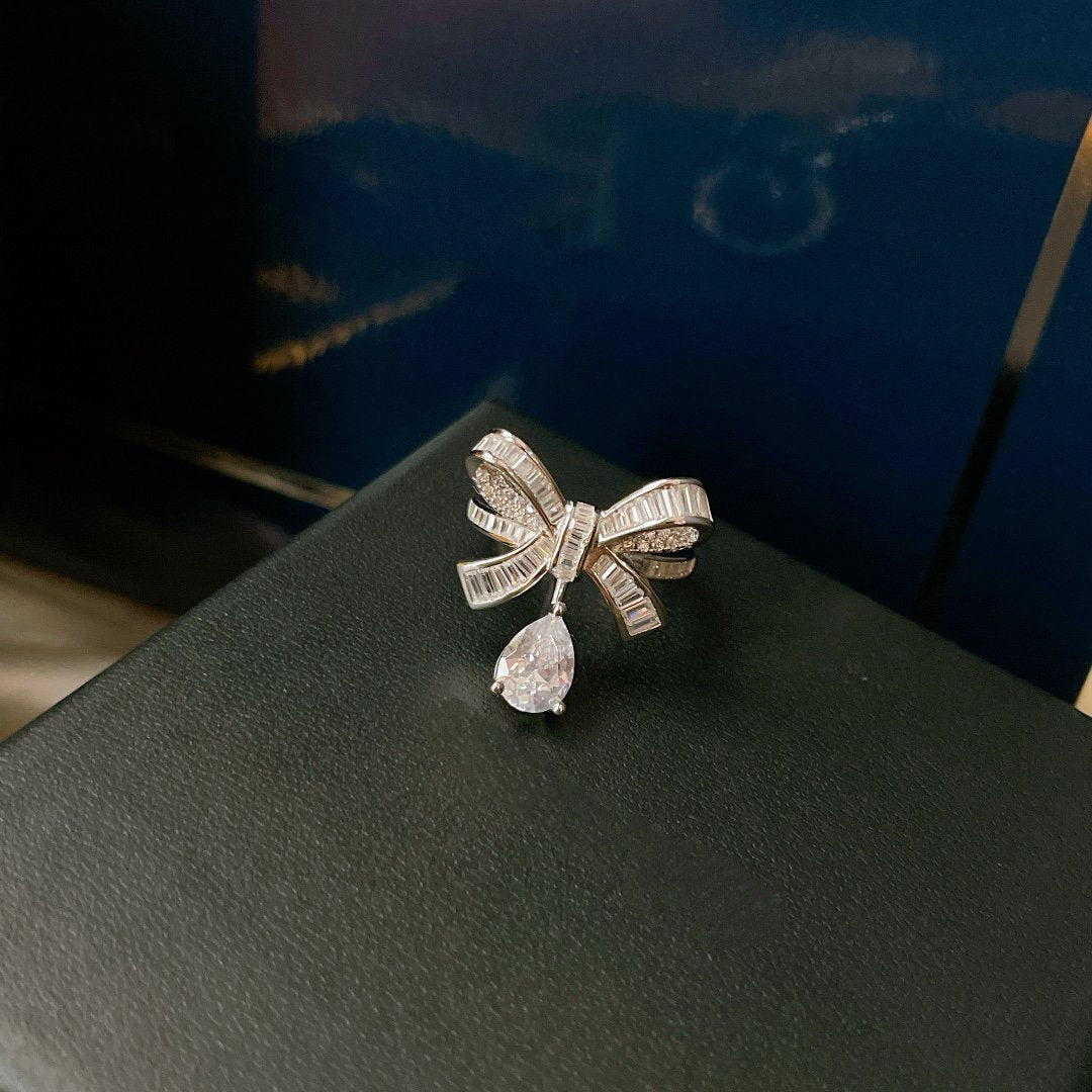 GRAFF TILDAS BOW BAGUETTE CUT SILVER DIAMOND DROP RING