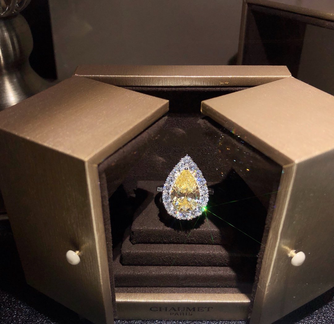 GRAFF CONSTELLATION PEAR SHAPE YELLOW SILVER DIAMOND RING
