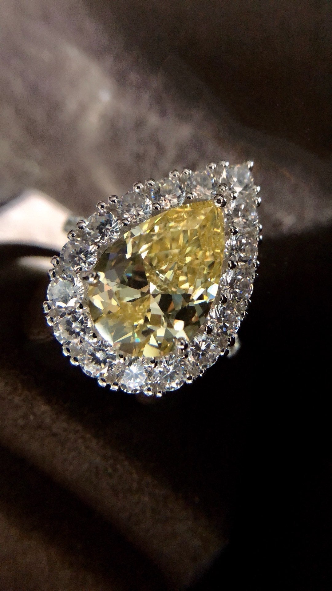 GRAFF CONSTELLATION PEAR SHAPE YELLOW SILVER DIAMOND RING