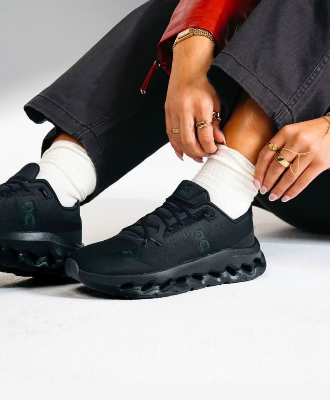 ON Cloudtilt trainers Full Black