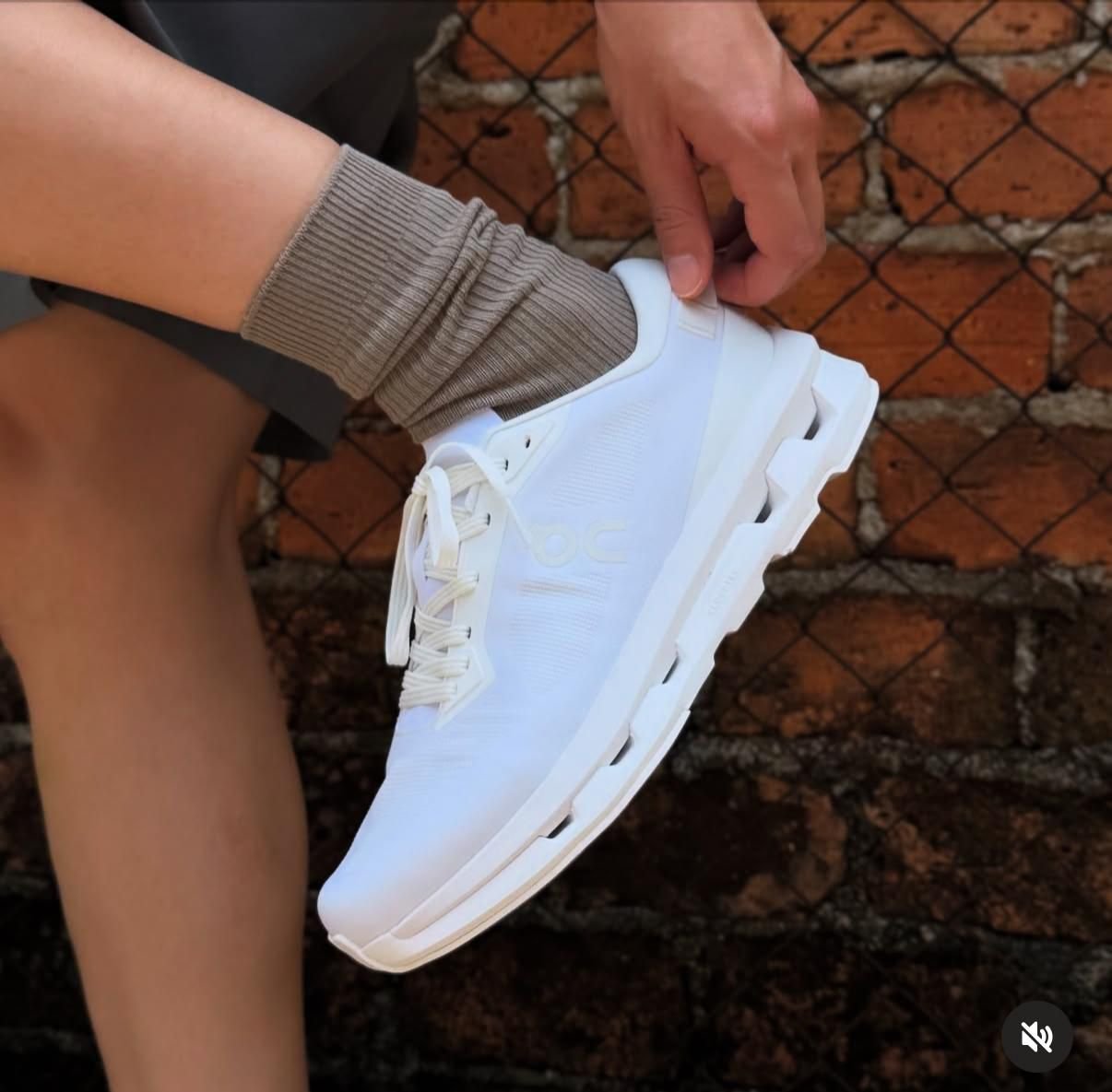 On Running Cloudzone Ice white