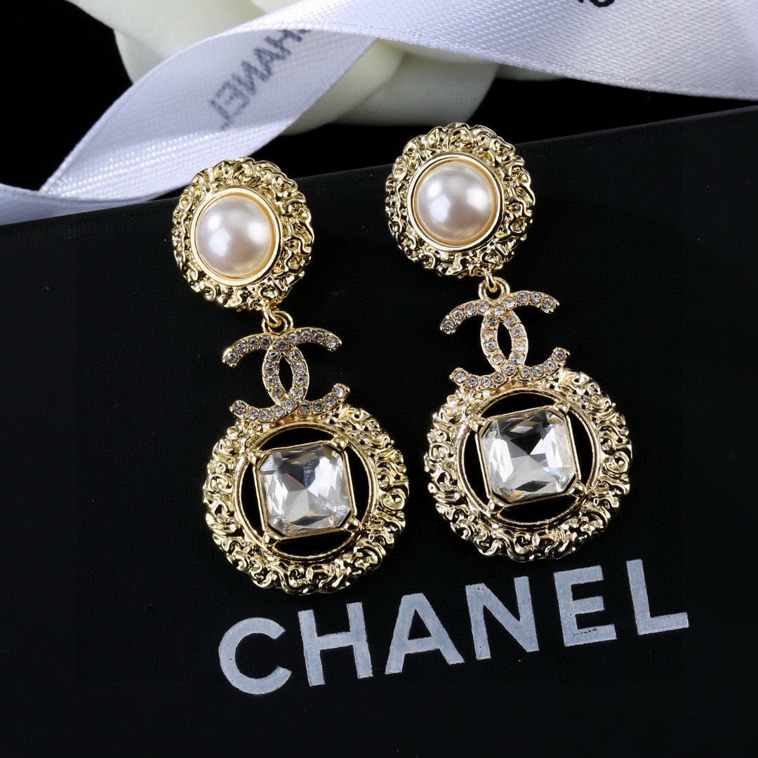 Chanel Gorgeous Gold Diamond Pearl Earring