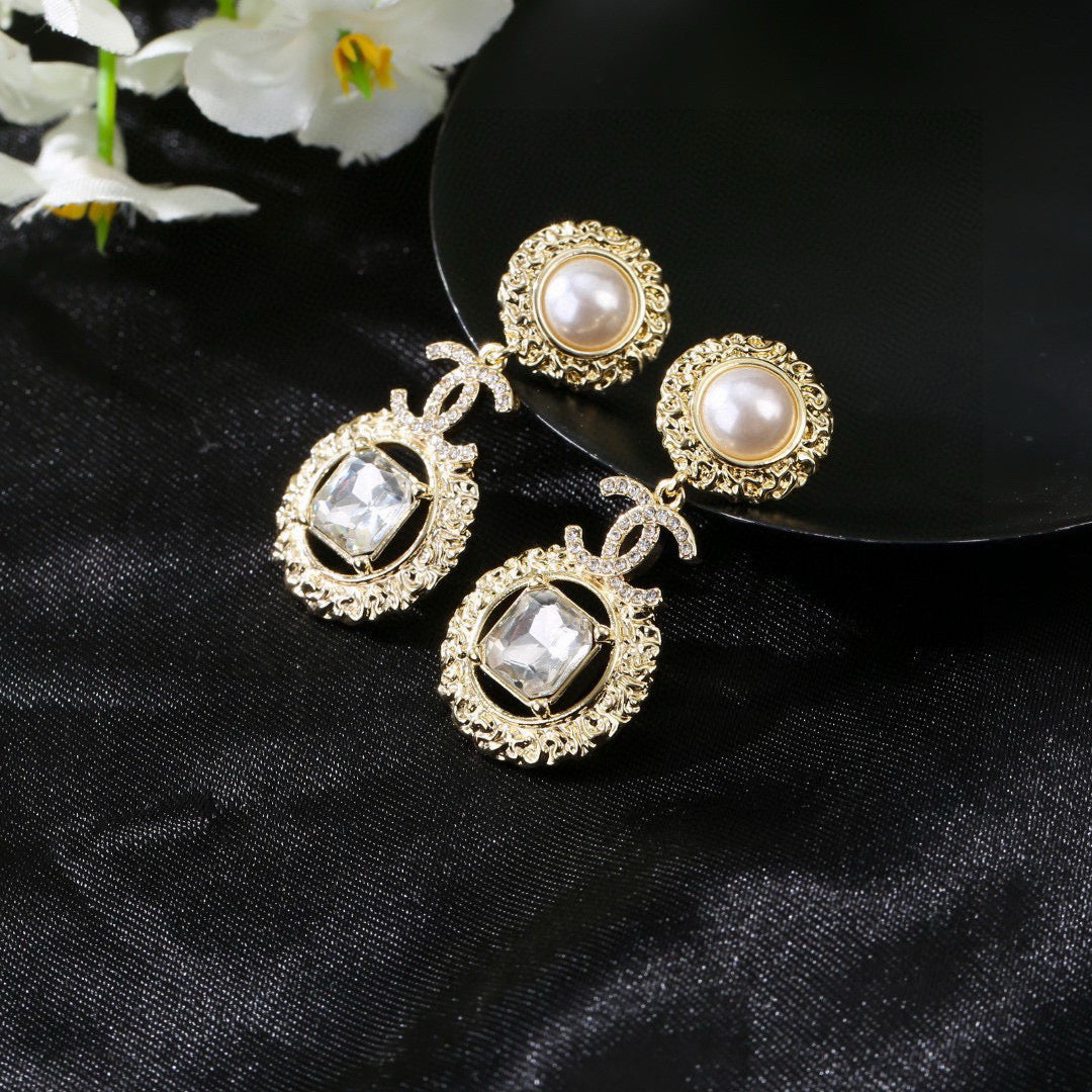 Chanel Gorgeous Gold Diamond Pearl Earring