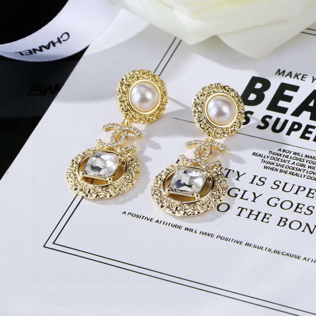 Chanel Gorgeous Gold Diamond Pearl Earring